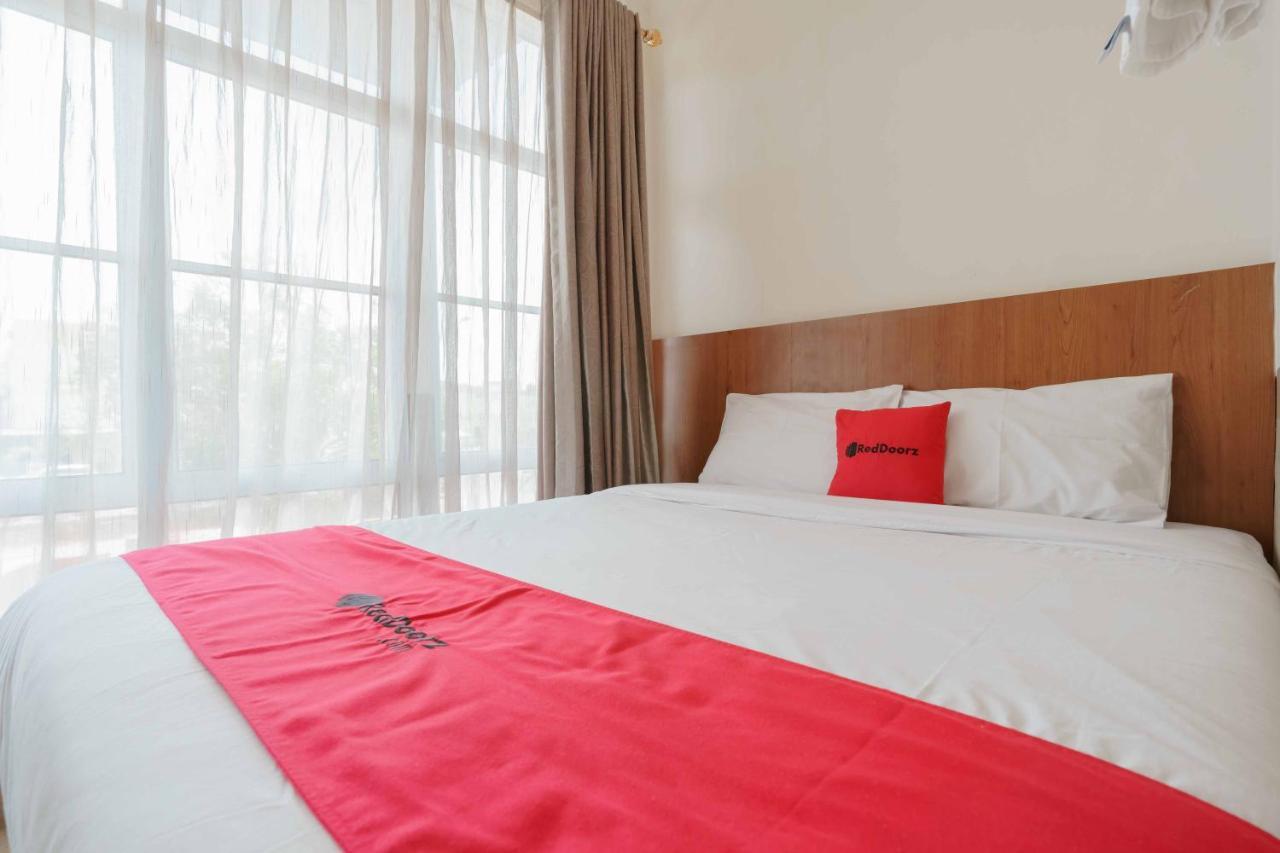 Hotel Reddoorz Near Plaza Botania 1 2*