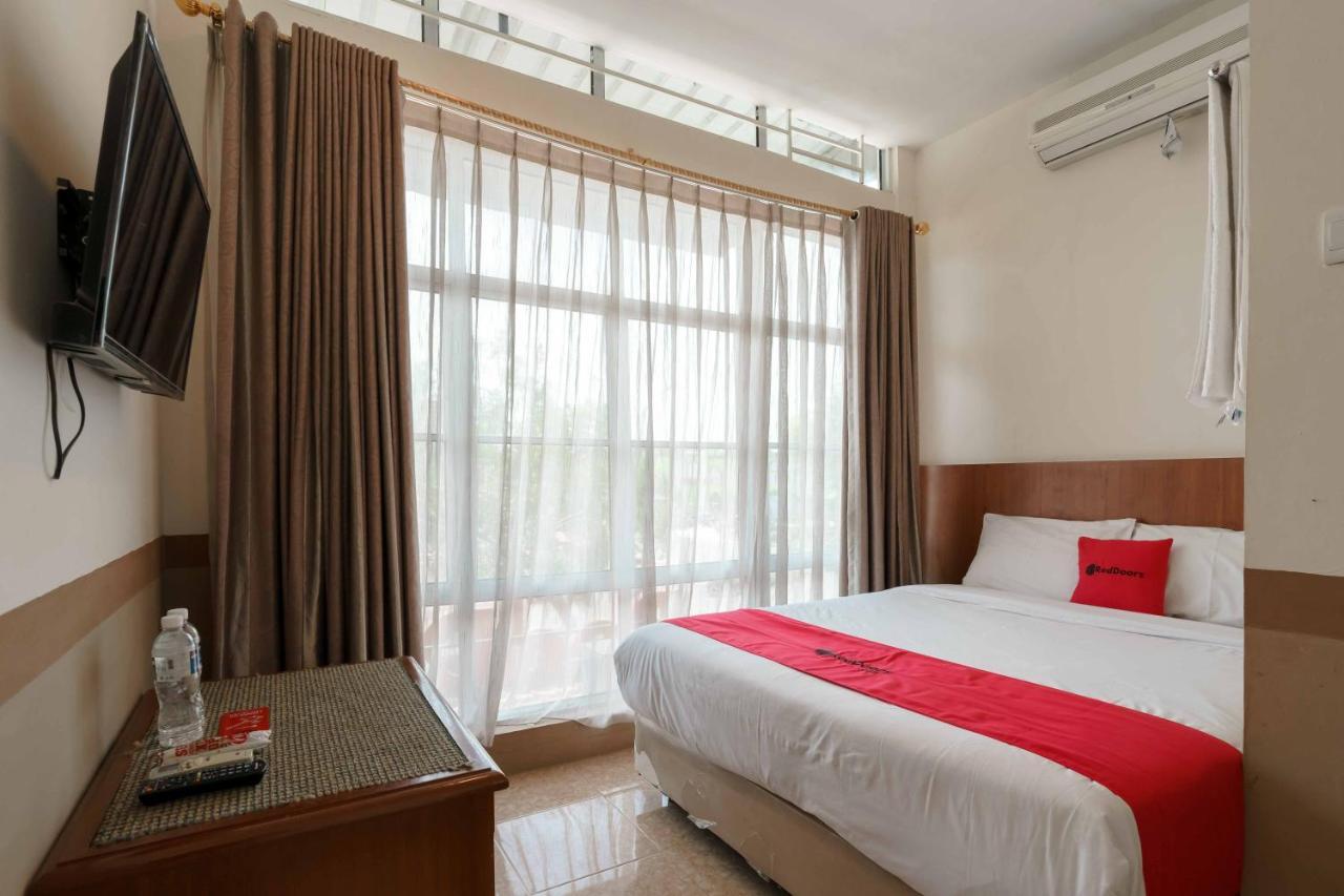 Reddoorz Near Plaza Botania 1 2*