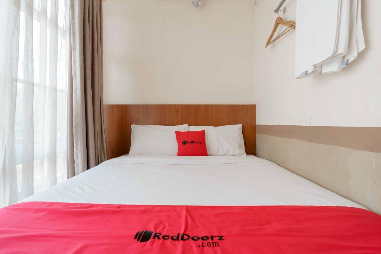 Reddoorz Near Plaza Botania 1 2*