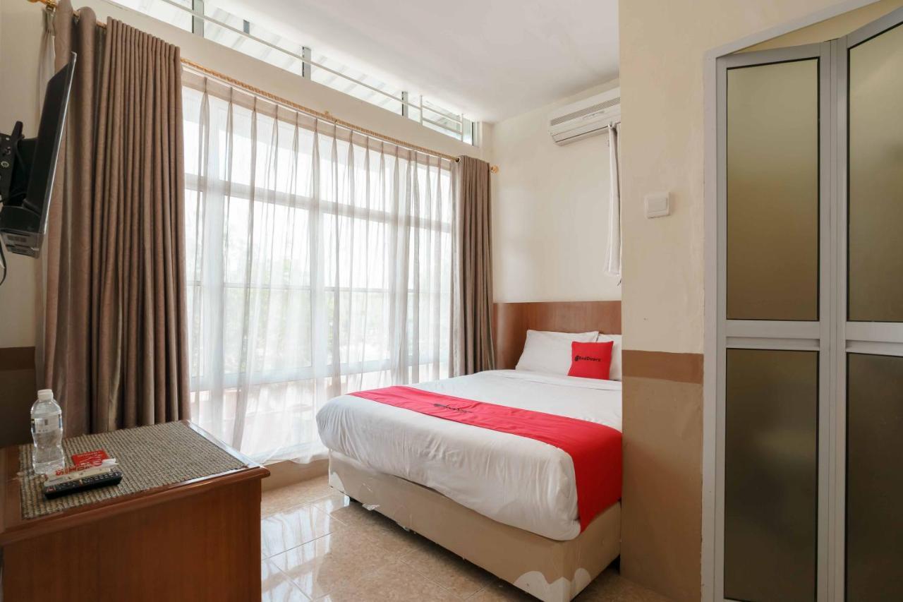 Hotel Reddoorz Near Plaza Botania 1 2*
